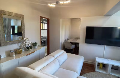 ALUGUEL: T2 Moderno na Polana Cimento A com Vista para a Baía | Segurança Reforçada